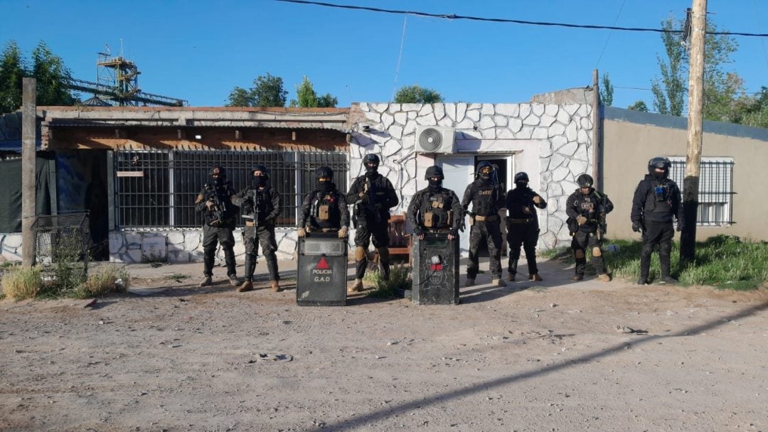 Detienen a dos menores por robo a mano armada a tripulantes de un barco filipino