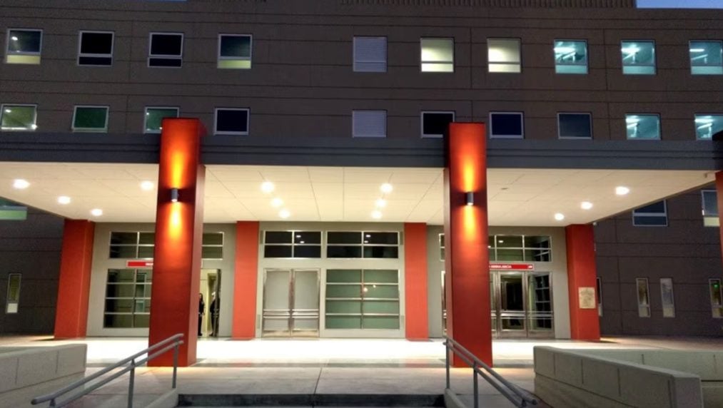 Descubrió que su novia le era infiel con su tío y atacó al familiar con un palo con clavos y lo dejó agonizando