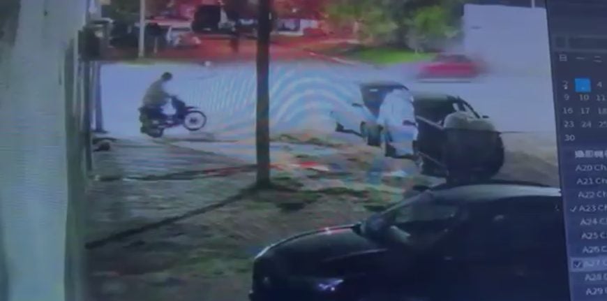Cayó un joven por robar una moto en Cerri: quedó registrado por las cámaras de seguridad