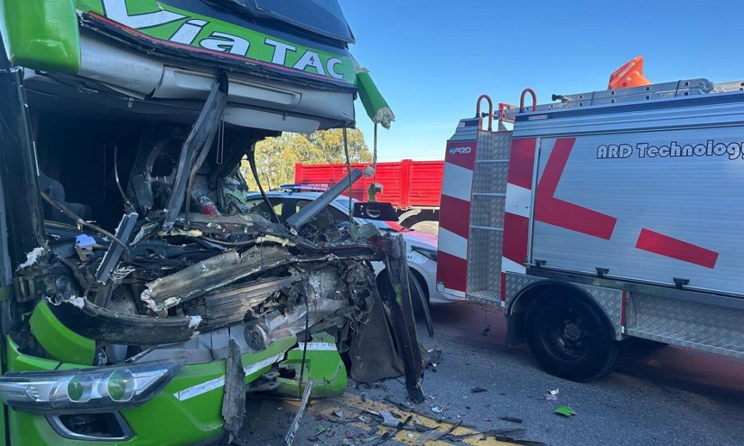 Tragedia en la Ruta 22: un chofer murió al chocar un micro contra un acoplado en medio de una densa cortina de humo