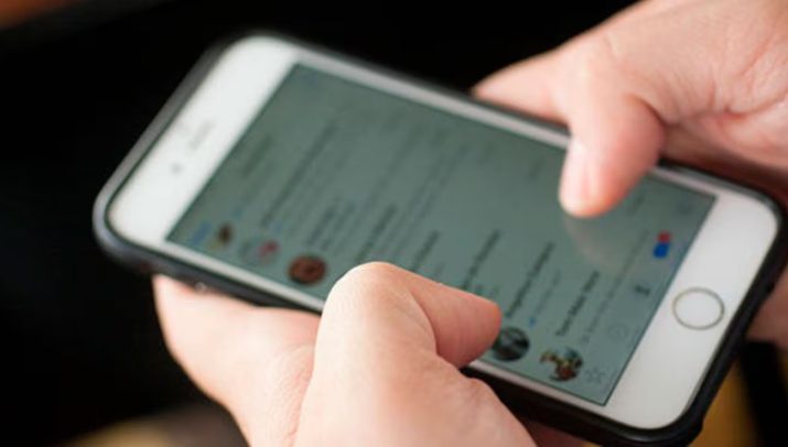 Quiso comprarle un celular a su vecino y encontró material de abuso sexual infantil: había un video de su hija