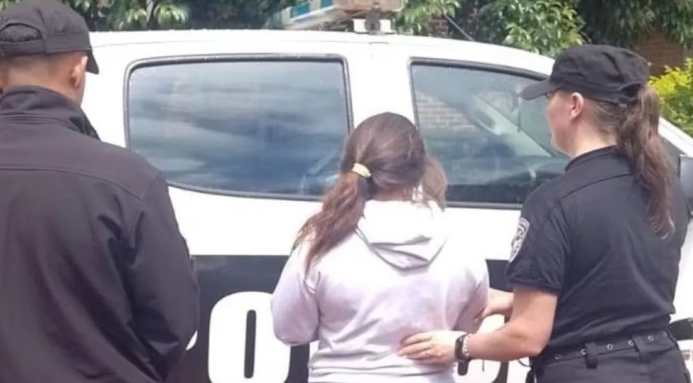 Tiene 27 años y fue acusada de usarle la tarjeta a un jubilado durante una década: tenían una relación amorosa