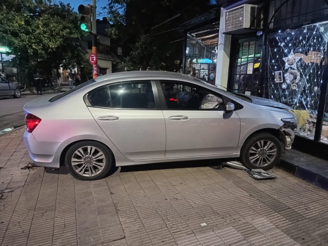 Chocó contra otro auto y se incrustó en un local comercial