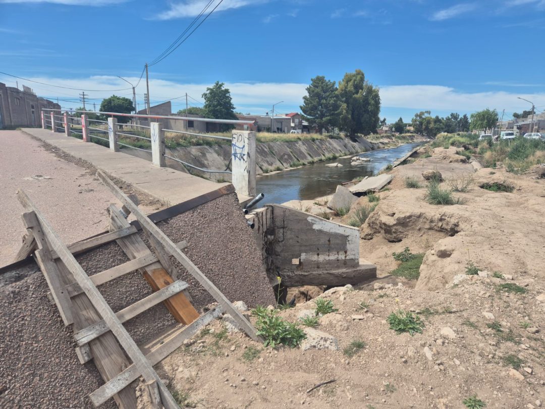 “Todo lo que está hecho es improvisado”: vecinos denuncian abandono en el canal Maldonado y alertan por el riesgo para los chicos