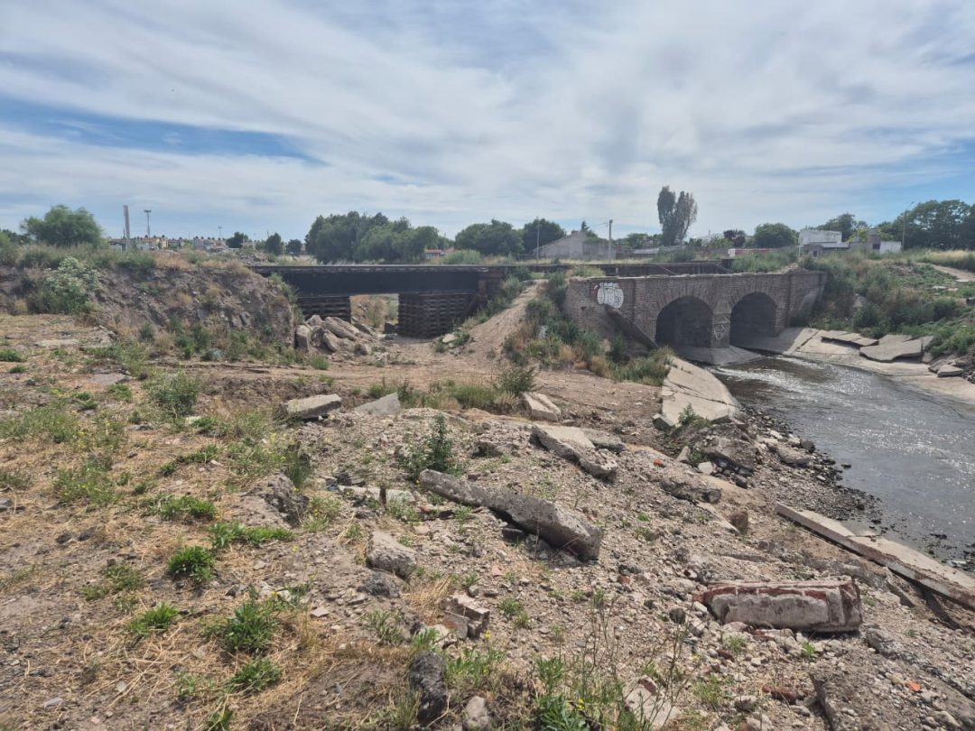 Cayó al Canal Maldonado tras resbalar en las vías: una nena de 6 años es asistida en el Penna