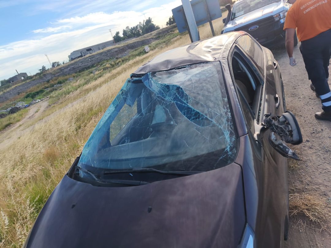 Volcó un auto en la Ruta 3 tras esquivar un perro