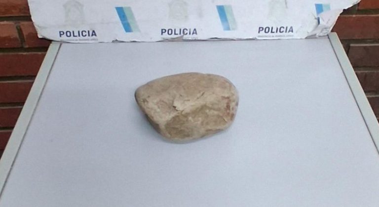 Detenido tras romper una ventana con una roca y robar mercadería