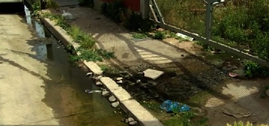 “Es insoportable”: vecinos denuncian un desborde cloacal que afecta al barrio Villa Mitre desde hace más de un año