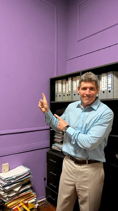 Obligado a entregarle su despacho a Mayra Mendoza, diputado libertario se lo dejó pintado de violeta