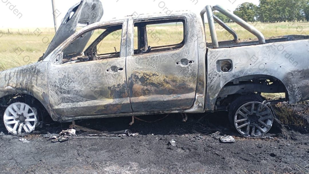 Pérdida total de una camioneta tras ser afectada por un incendio en Ruta 85