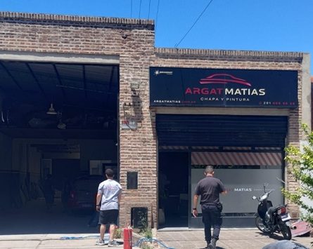 Incendio en una cabina de pintura de un taller mecanico