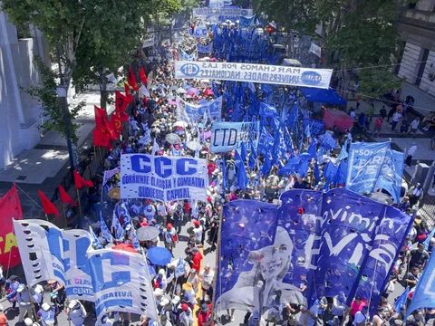 La CGT marchó en Plaza de Mayo contra la reforma laboral y anticipó un “paro nacional”