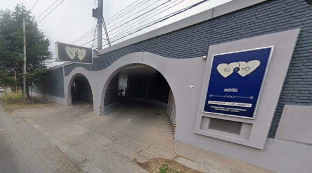 Allanamiento en un hotel alojamiento: dos detenidos con cocaína en una habitación