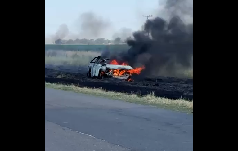 Choque en la Ruta 85: un remis volcó y una camioneta se incendió tras el impacto