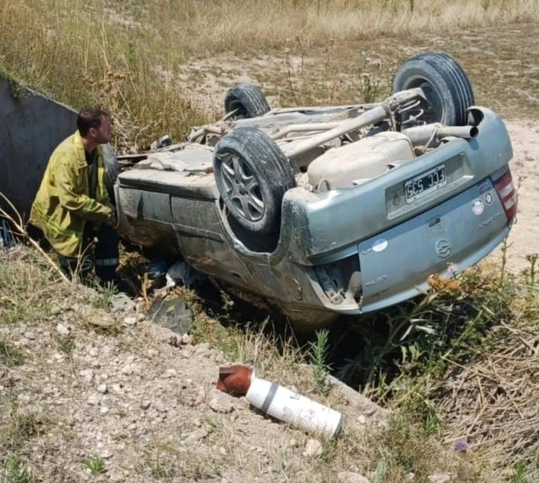 Despiste y vuelco en la Ruta 72. Dos personas trasladadas al Hospital