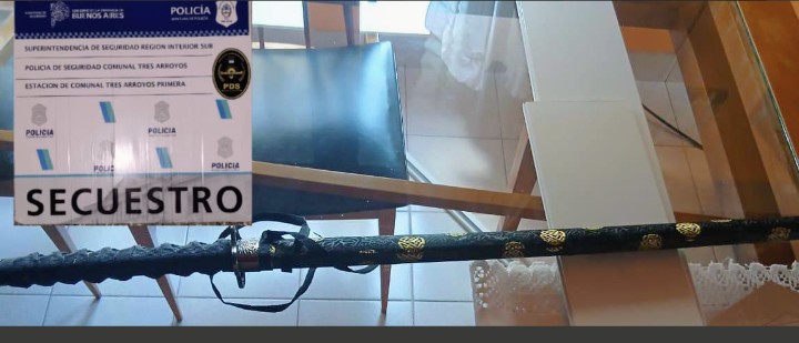 Golpeó y amenazó con una katana a su vecina