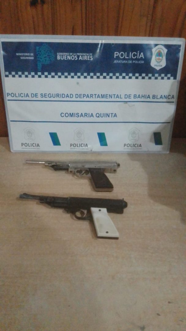 Quisieron escapar y agredieron a la policía: dos detenidos con réplicas de arma de fuego