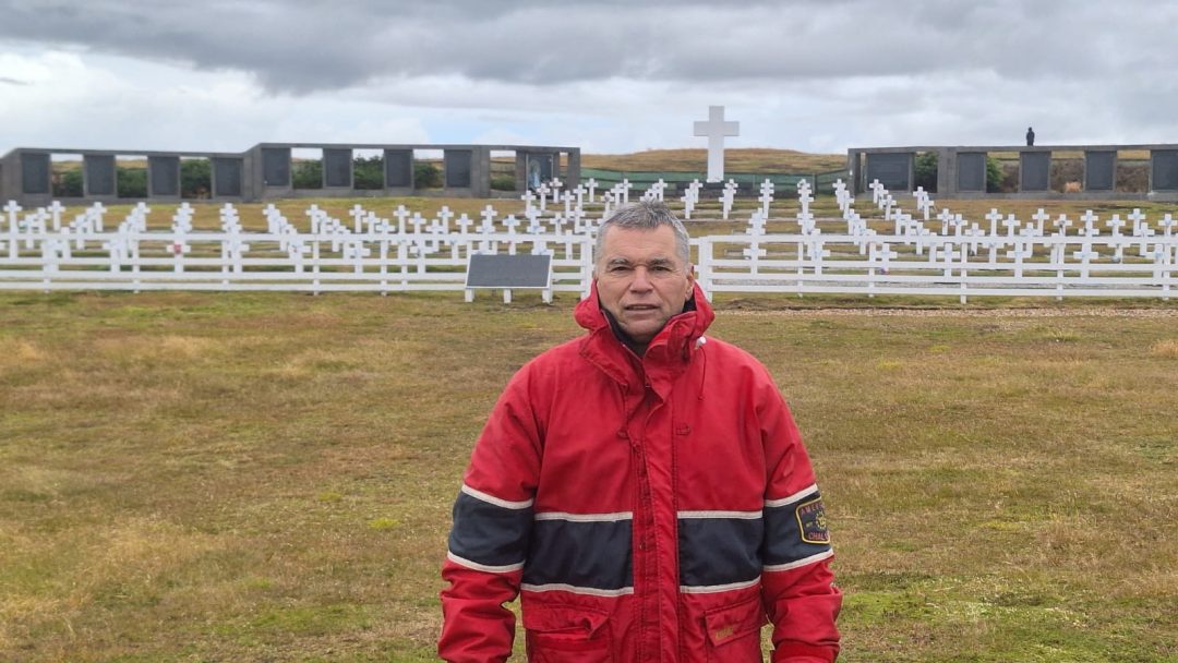 “Es muy difícil de decir la emoción que sentimos”, dijo Nilo Navas tras visitar el cementerio de Darwin