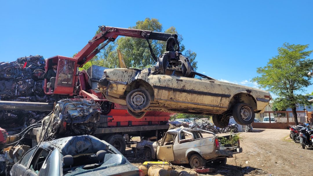 “Se están compactando más de 200 autos y unas 2 mil motos”: el Municipio avanza con la limpieza de depósitos