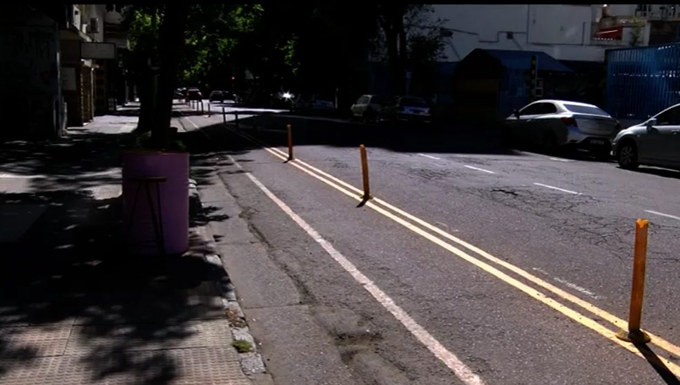“No se usa y nos recorta el tráfico”: comerciantes de Yrigoyen piden quitar o modificar la ciclovía