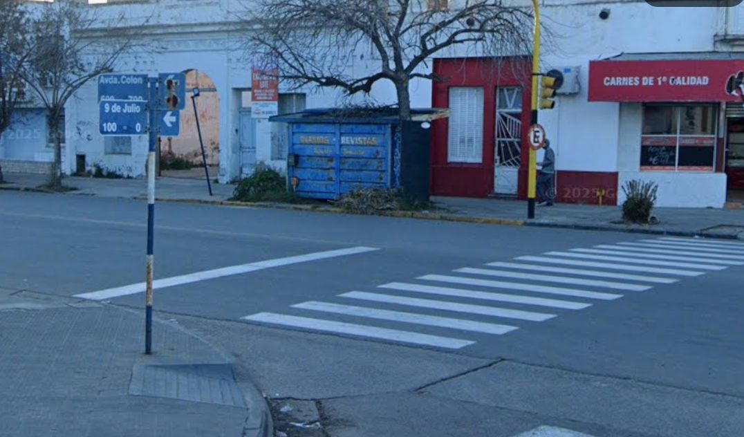 Golpeó a policías cuando intentaban identificarlo y terminó detenido