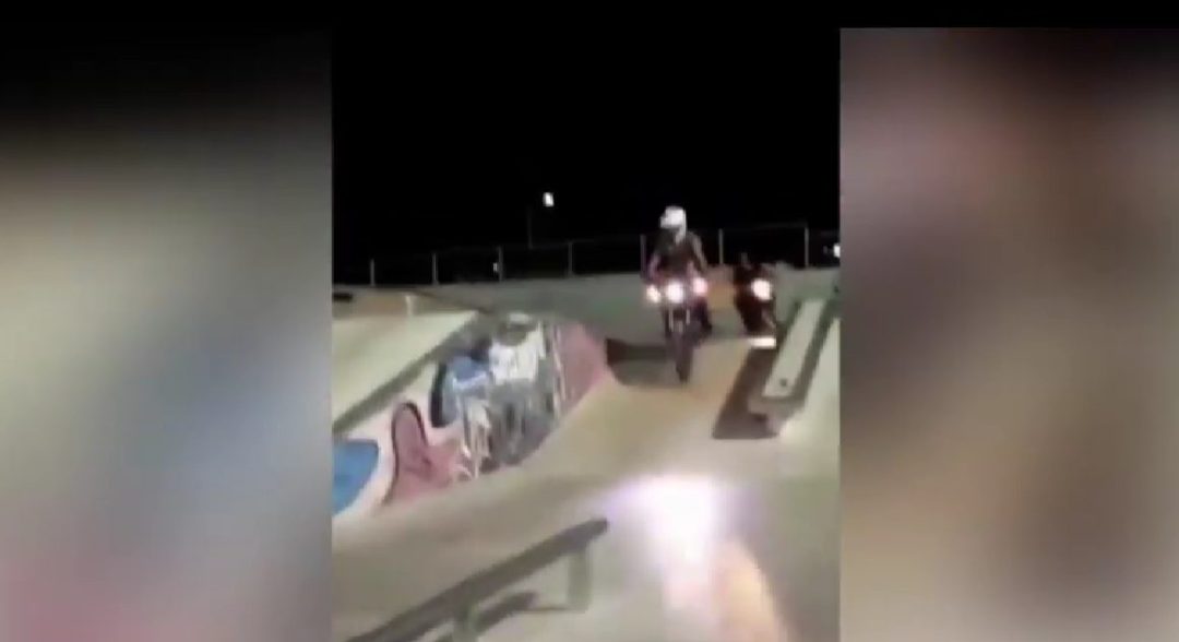 “Es una locura venir a andar en moto al skate park”: fuerte reclamo tras el video viral