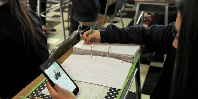Celulares en las aulas: “Mientras más estén con pantallas, menos ganas van a tener de agarrar un libro”