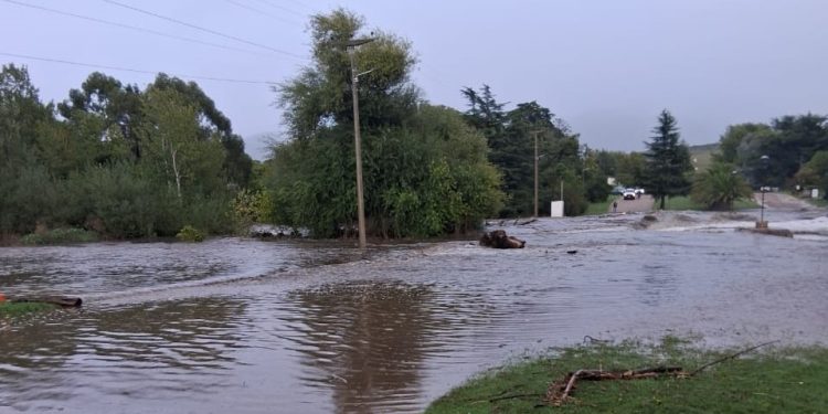 Impresionantes imágenes: está cortado el acceso a Villa Ventana por el desborde del Arroyo Belisario