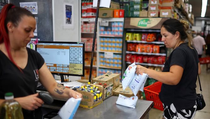 Empleados de comercio acordaron una suba del 5% en tres tramos y el bono pasará a ser de $120.000 desde abril