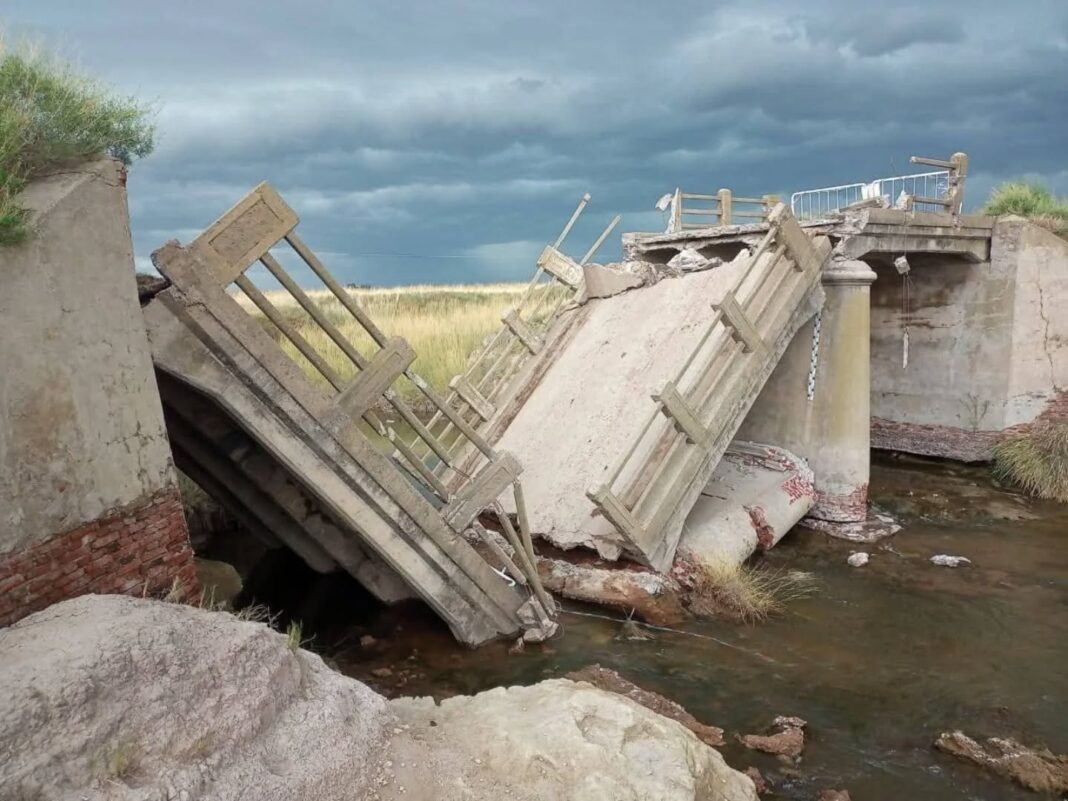 Se desplomó un puente que une localidades de Adolfo Alsina y Guaminí