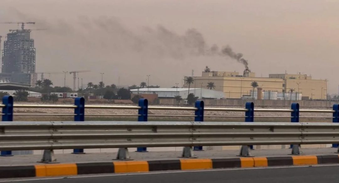 Atacaron la embajada de Estados Unidos en Bagdad y hay alerta máxima en Irak