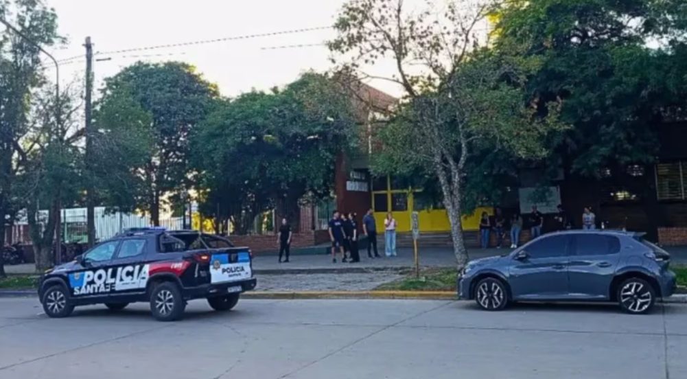 Conmoción en Santa Fe: un alumno entró armado al colegio, mató a tiros a un compañero e hirió a otros dos