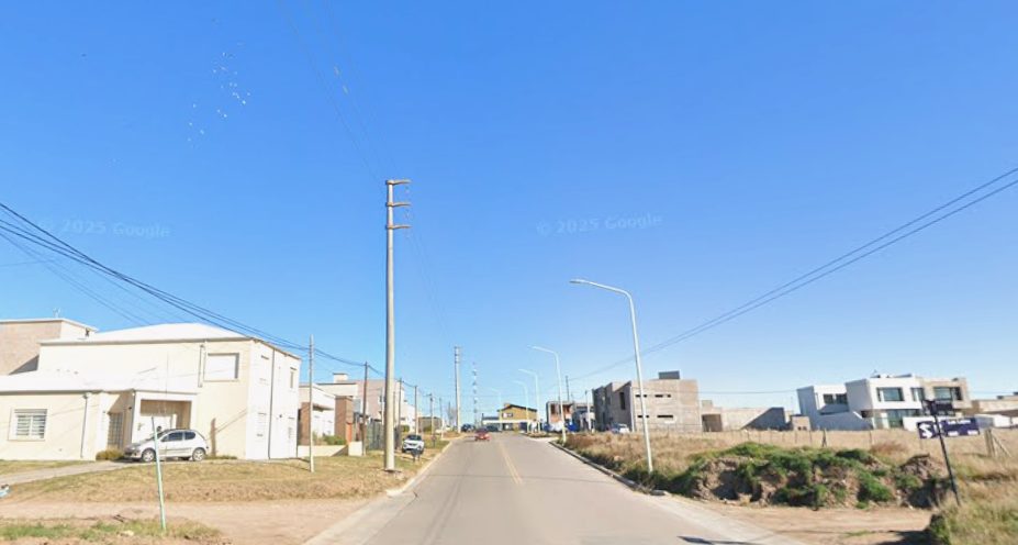 Forcejeó con dos delincuentes y evitó que le robaran en su casa mientras estaba con sus hijos