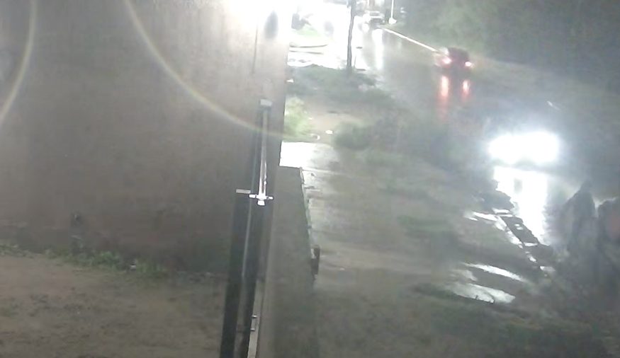 Impactante video: así fue el violento atropello de una mujer y sus hijos en Thompson