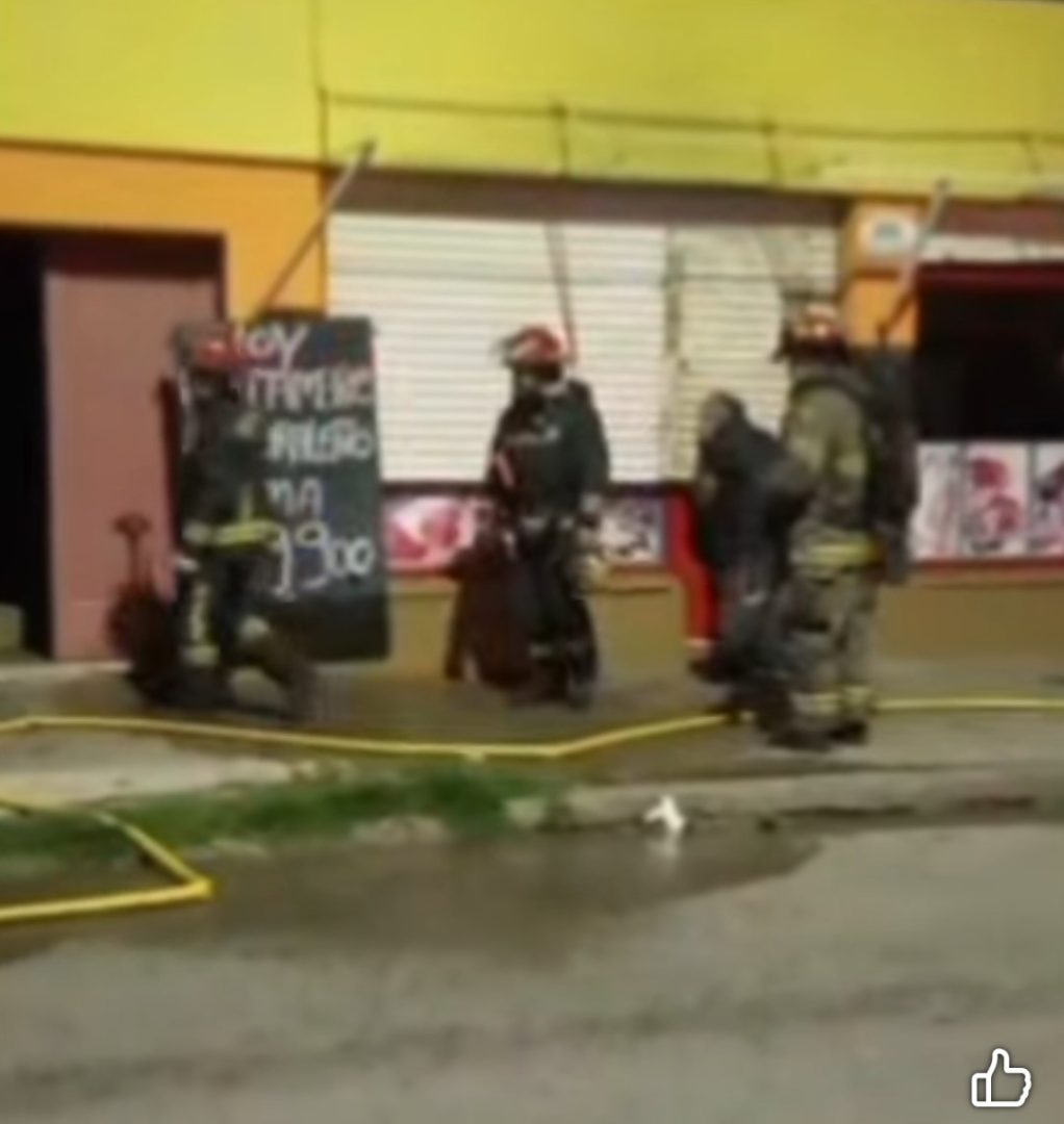 Un caño de agua se rompió por el calor y apagó un incendio