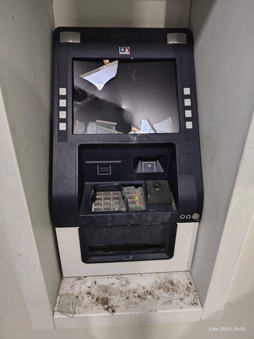 Detienen a un joven por intentar dañar un cajero automático