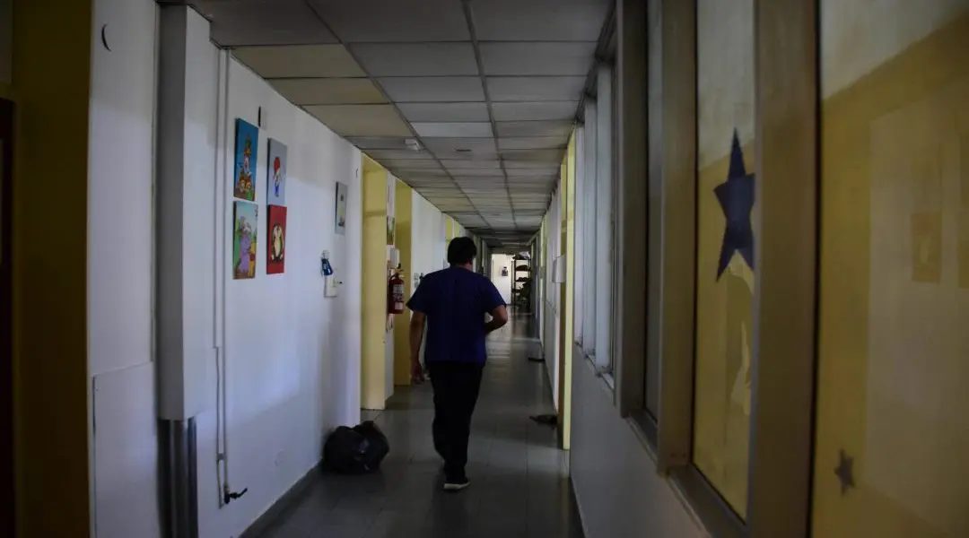 Dos médicos van a juicio por el homicidio culposo de un niño