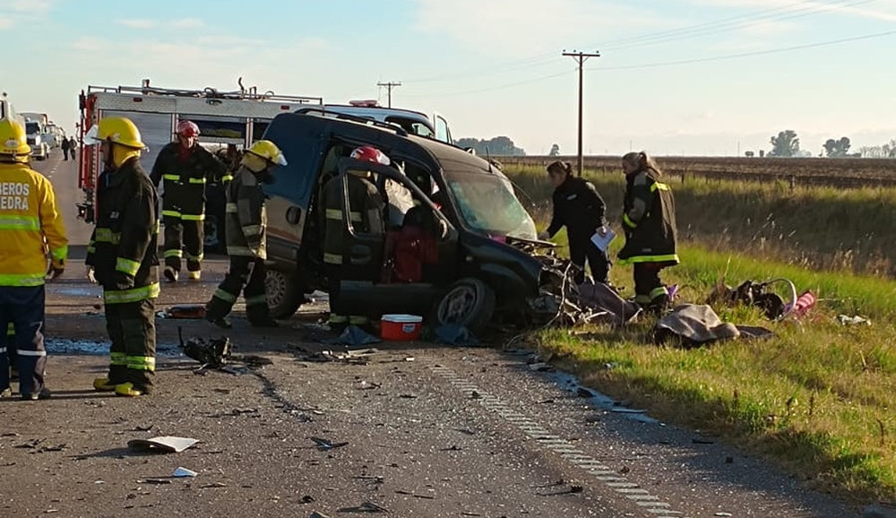 Tragedia en la Ruta 33: dos muertos tras un choque frontal entre una Kangoo y un camión