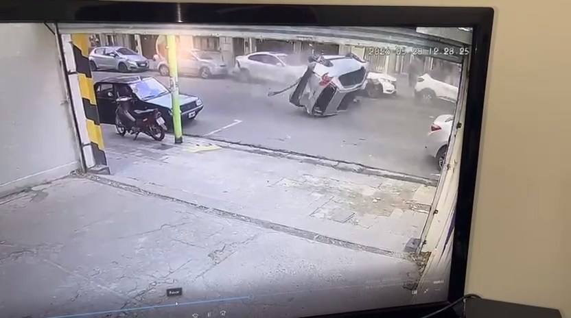 Choque múltiple y vuelco en pleno centro: el conductor sufrió un infarto y pelea por su vida