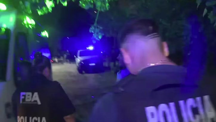 Un delincuente robó una moto en La Plata, los vecinos fueron a buscarlo a su casa y lo mataron a tiros