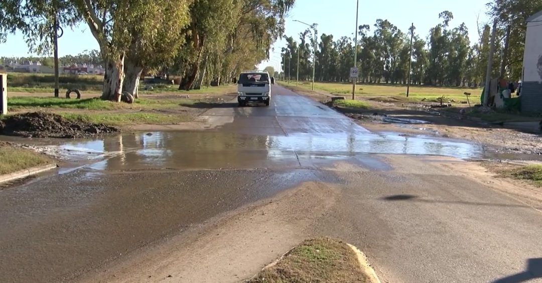 “Dos días duró el arreglo”: fuerte reclamo de vecinos por pérdidas de agua y obras defectuosas de ABSA en Bahía