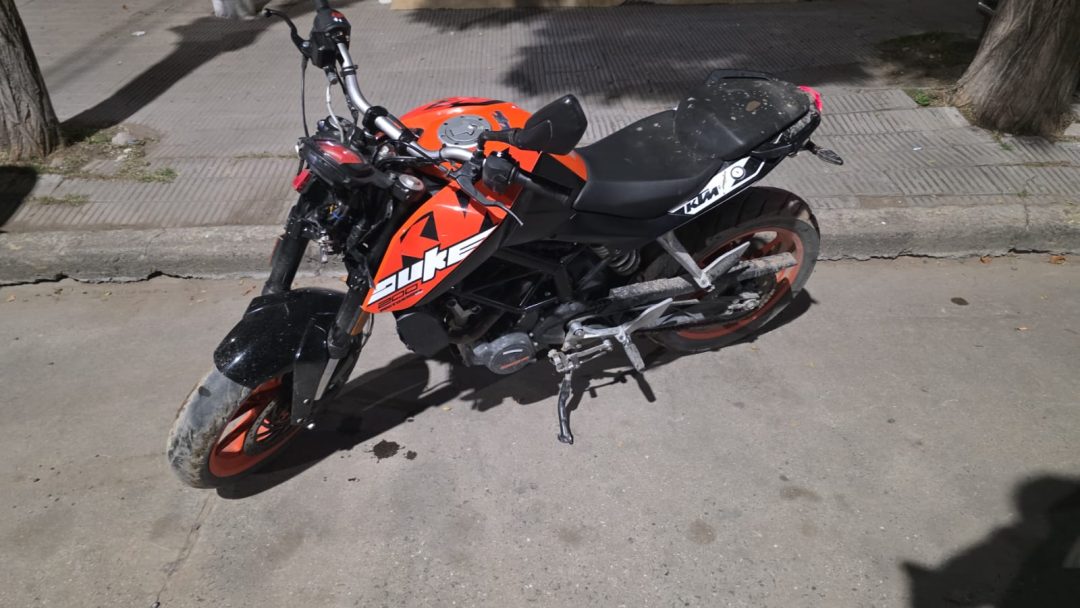 Circulaba en una moto robada y llevaba cocaína: lo detuvieron de madrugada