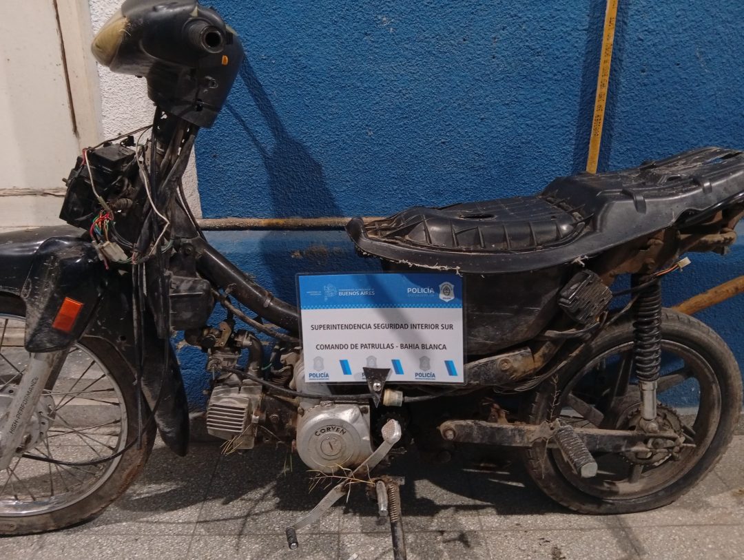 Cámaras del CeUM detectaron a dos jóvenes con una moto robada y terminaron aprehendidos