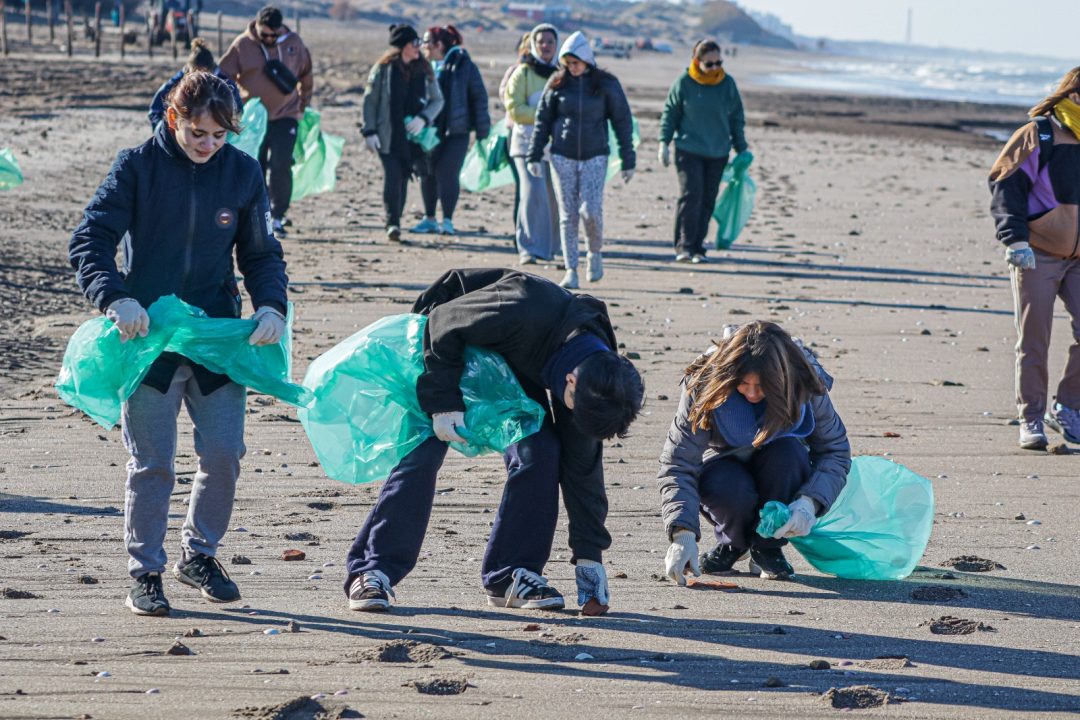 Más de 200 voluntarios sacaron casi 5 toneladas de basura de la costa de Monte Hermoso tras el temporal