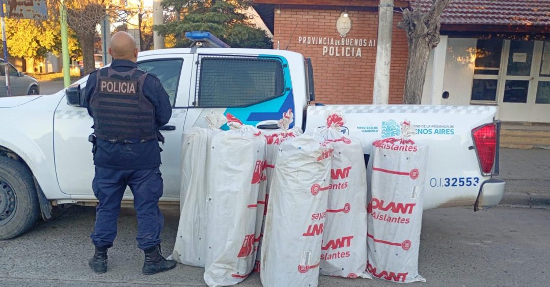Los atraparon con seis rollos de aislante tras entrar a robar a un depósito