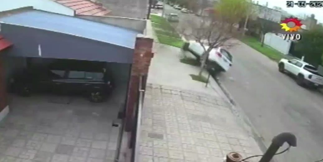 Impactante choque contra un árbol en Bahía Blanca: el conductor desapareció tras el impacto