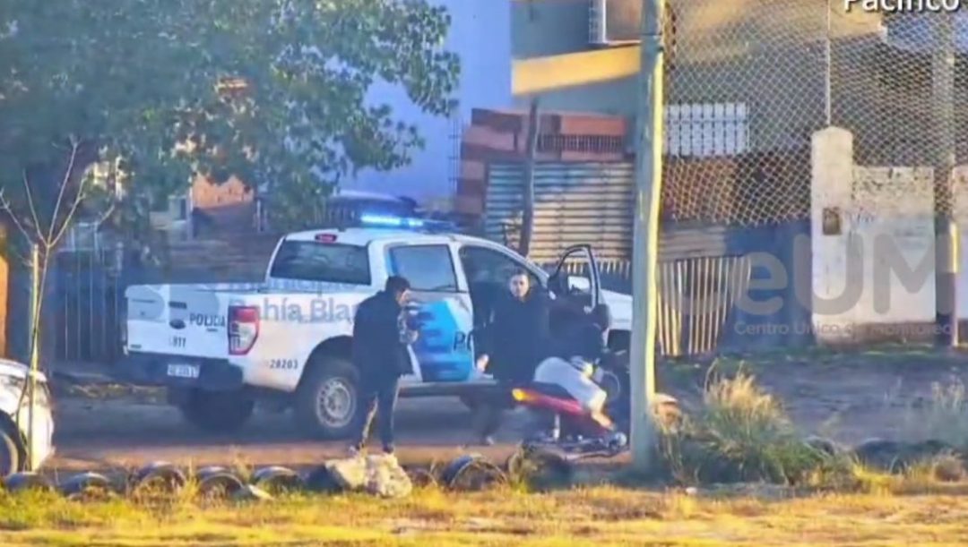 Las cámaras permitieron seguirlos y detenerlos: difundieron el operativo por el robo de una moto en pleno centro