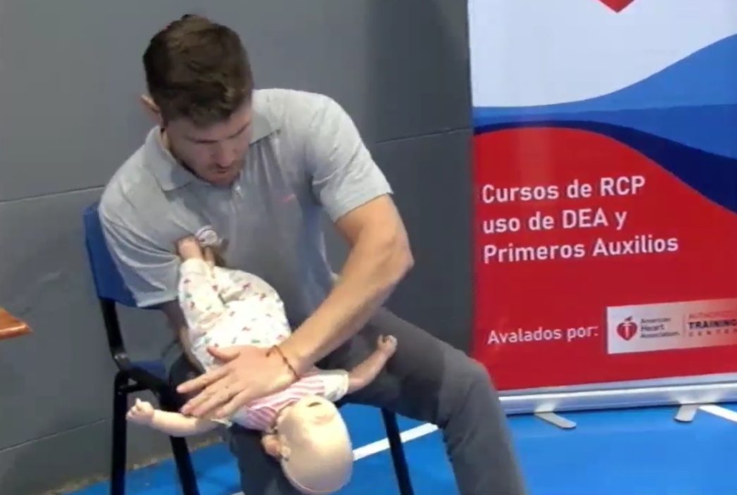 “Con unas pocas maniobras también podemos salvar una vida”: cómo hacer la maniobra de Heimlich