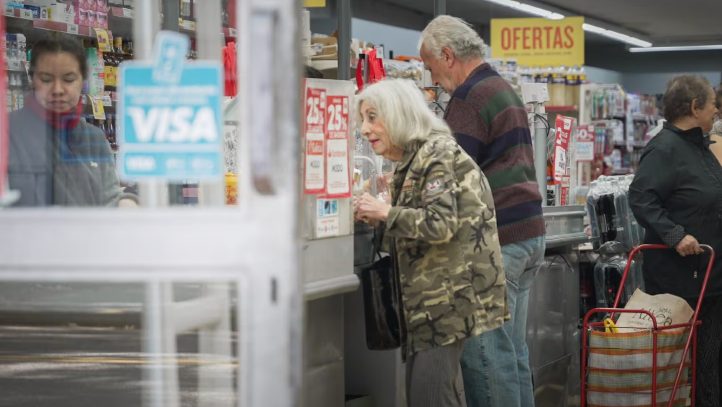 Lanzan descuentos para jubilados y pensionados de hasta 25% y $35.000 de reintegro en supermercados en mayo