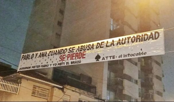 Un alumno colgó un pasacalles en la puerta del colegio para amenazar a los docentes